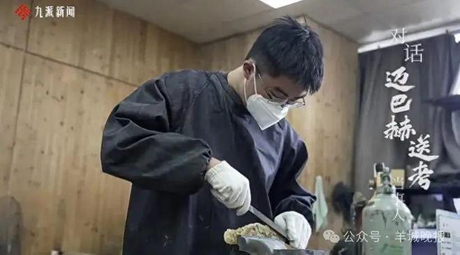 700分考北大“迈巴赫少爷”父亲庆祝儿子生日网友曾调侃“比你有钱还比你努力”(图1)