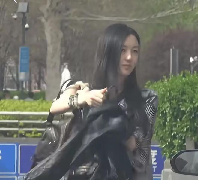 李嫣回国这一天海哈金喜带着3岁女儿从别墅搬进了单元楼(图2)