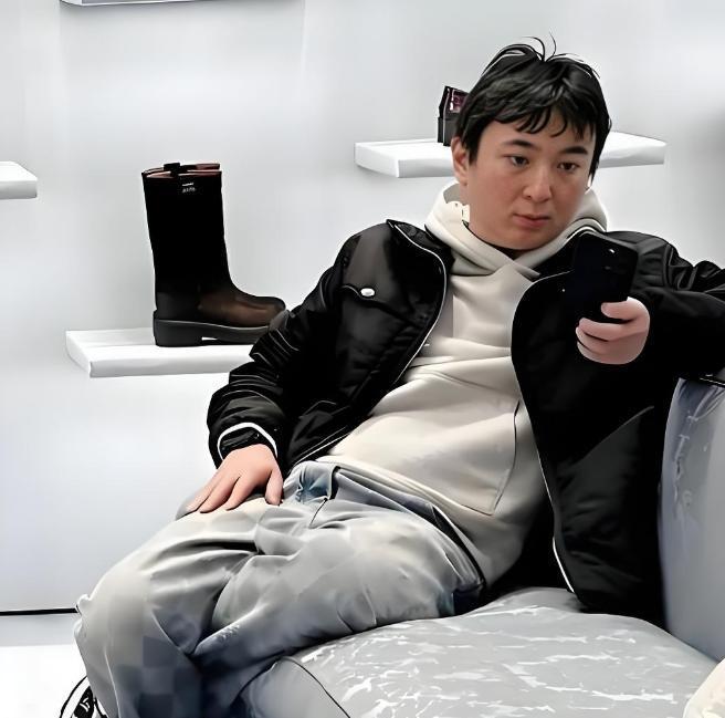 王思聪懒理黄一鸣叫板带新女伴游玩韩国主动排队买单很贴心！(图1)