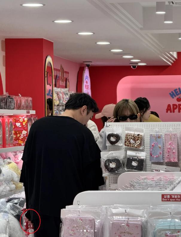 王思聪懒理黄一鸣叫板带新女伴游玩韩国主动排队买单很贴心！(图4)