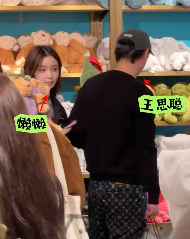 王思聪懒理黄一鸣叫板带新女伴游玩韩国主动排队买单很贴心！(图9)