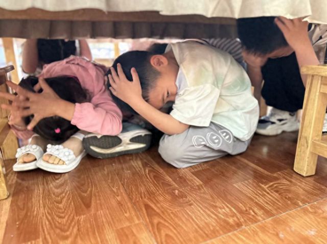 宜宾市叙州区高场镇中心幼儿园开展地震应急疏散演练(图1)