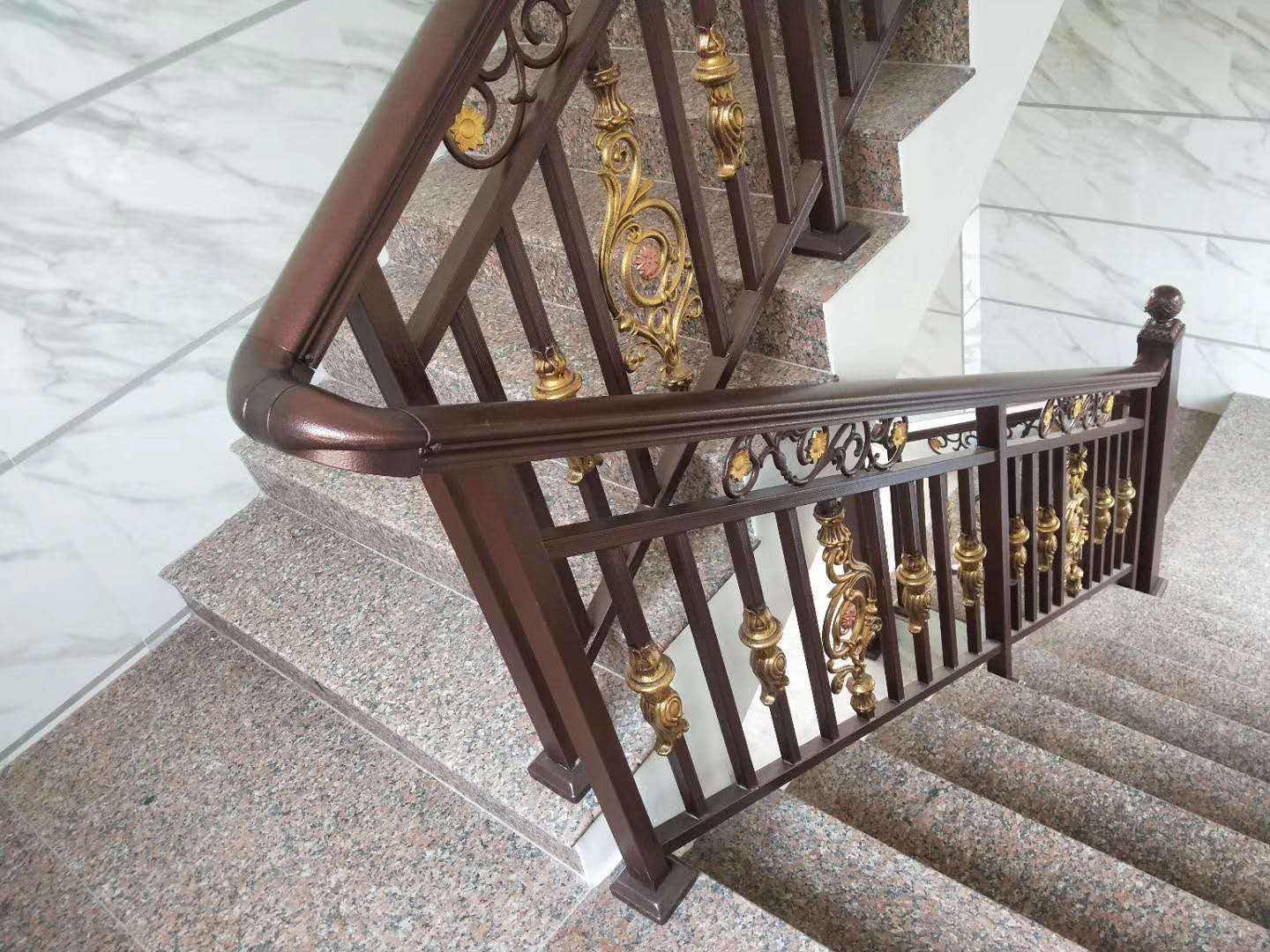 室内楼梯扶手哪种材质好(楼梯扶手的优点与缺点)(图3)