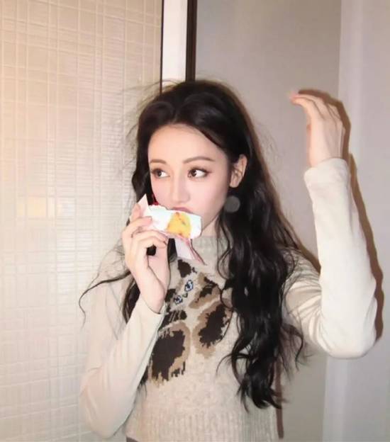 网传迪丽热巴出演周星驰《女足》杀青拍了3个月(图2)