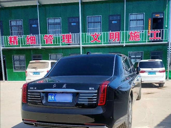 凯发旗舰厅陕K红旗国礼现身甘肃工地网友惊呼：气场强大超越劳斯莱斯！(图1)