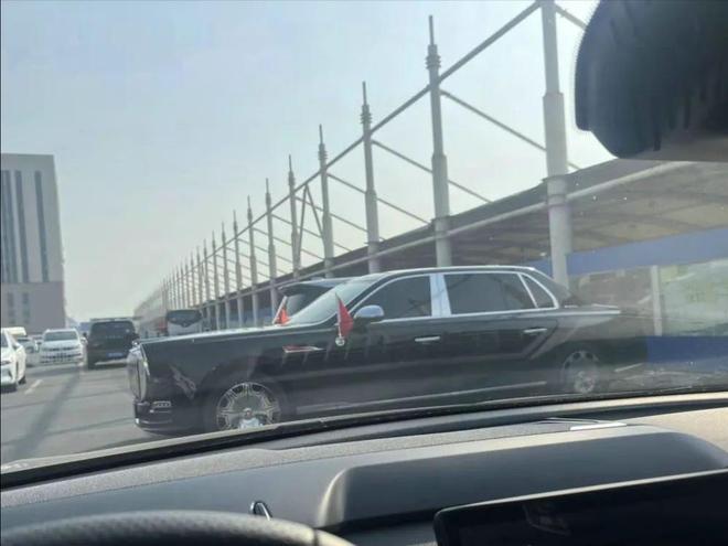 凯发旗舰厅陕K红旗国礼现身甘肃工地网友惊呼：气场强大超越劳斯莱斯！(图8)