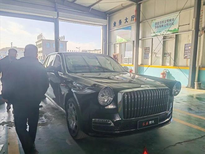 凯发旗舰厅陕K红旗国礼现身甘肃工地网友惊呼：气场强大超越劳斯莱斯！(图7)
