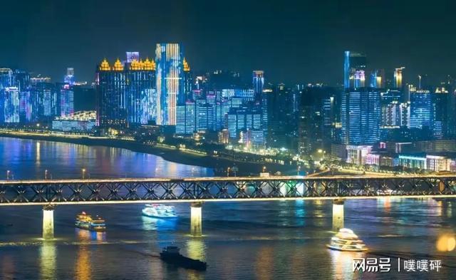 武汉长江大桥增非机动车道引热议隔离护栏该不该装？(图1)