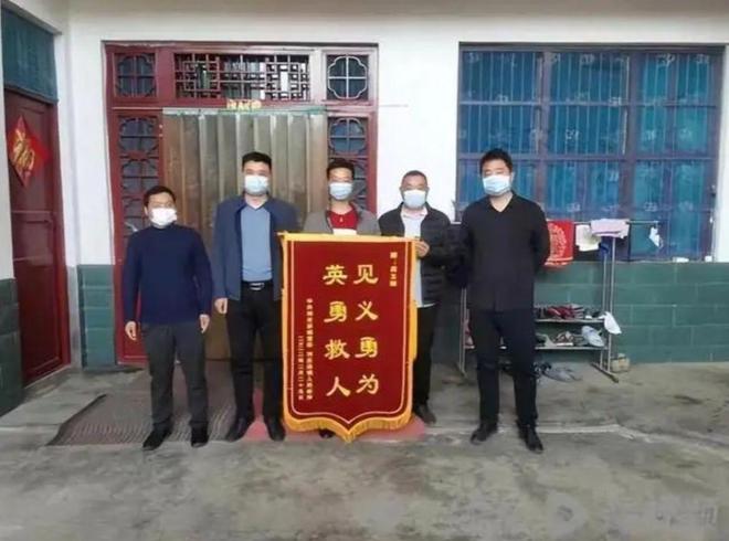 河南男子跳河救人体力耗尽留遗言被救女子猛然抓住他：一起走(图14)