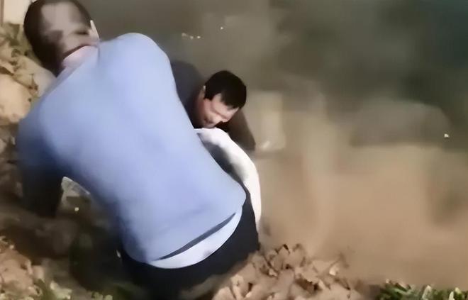 河南男子跳河救人体力耗尽留遗言被救女子猛然抓住他：一起走(图6)