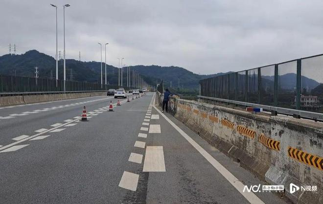 东莞一车坠桥致5死！最新回应：正对道路设计等进行调查ag凯发(图2)