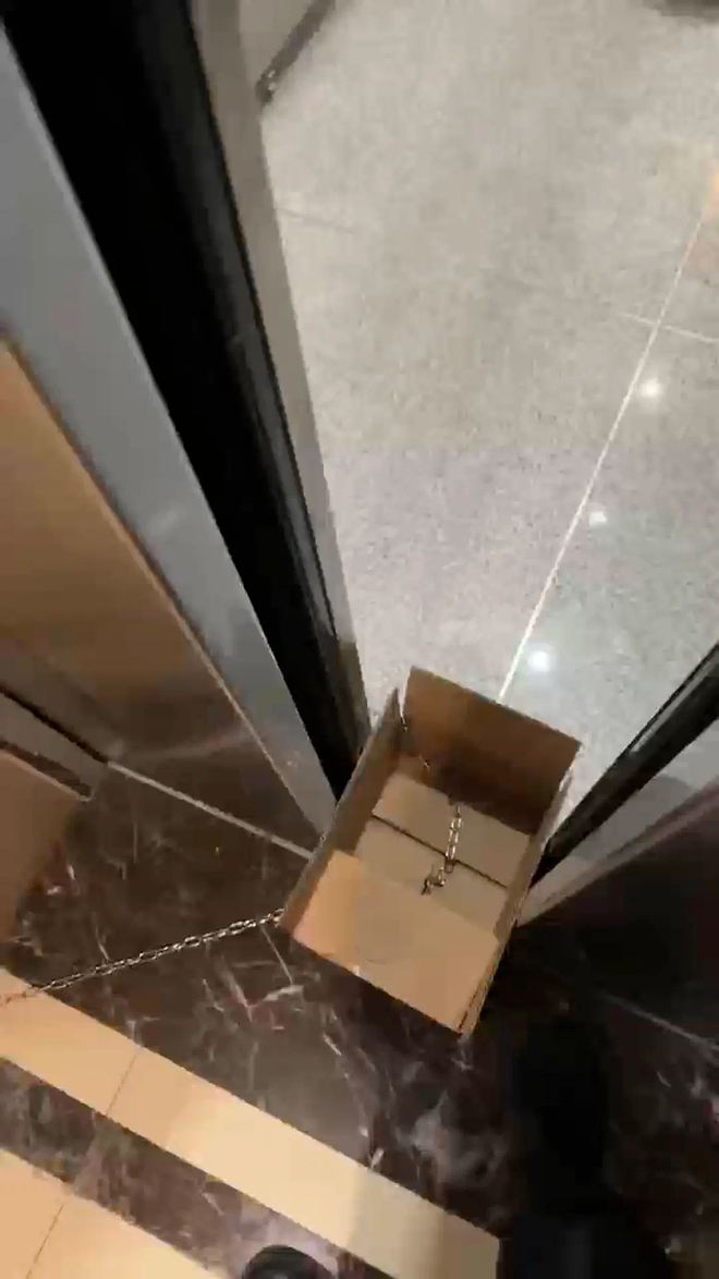 广西一孕妇疑因ag凯发噪音问题将电梯加装锁链物业:未见到本人已拆除(图2)