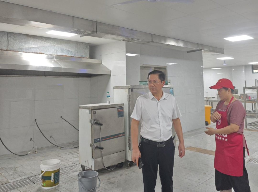 ag凯发护航开学季严把安全关——德安二中开展2025年秋季开学前校园安全大排查(图3)