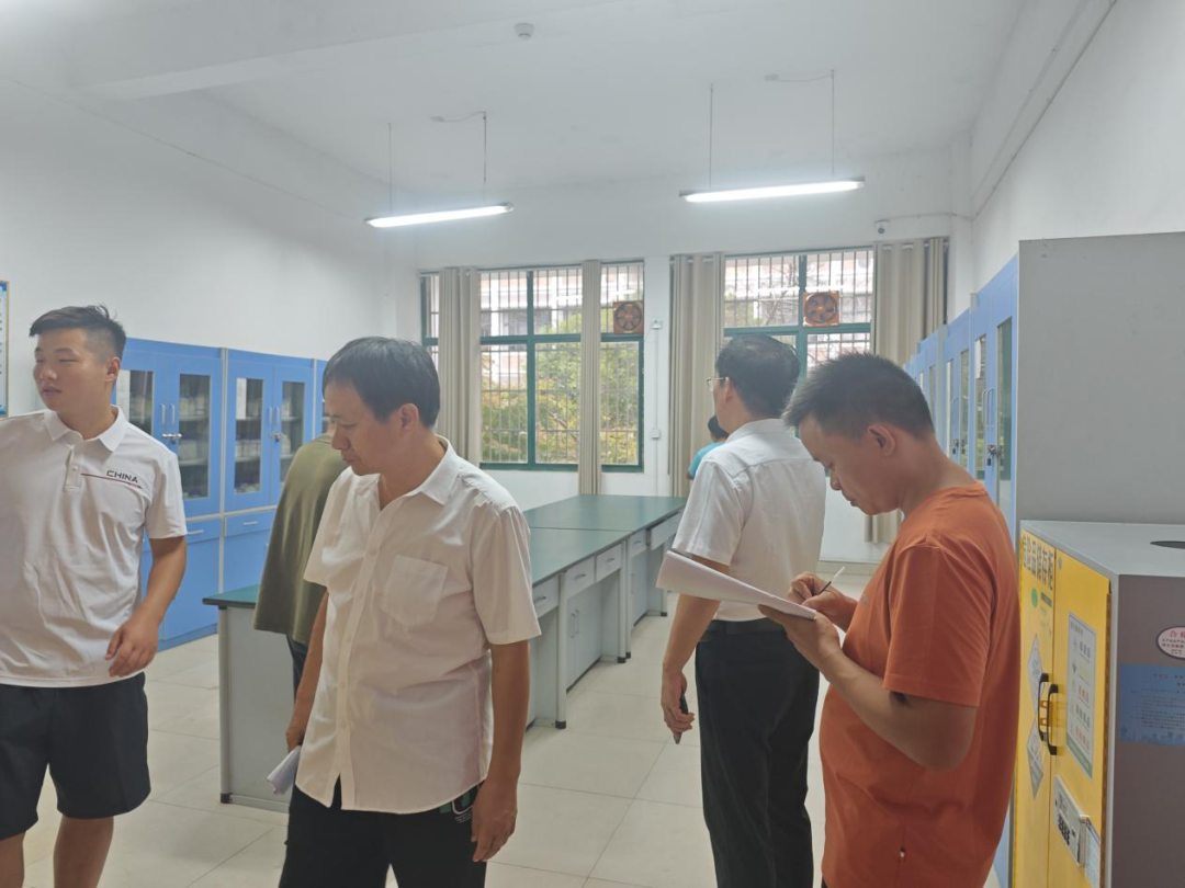 ag凯发护航开学季严把安全关——德安二中开展2025年秋季开学前校园安全大排查(图5)