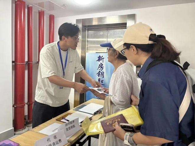 凯发旗舰厅上海中心城区“原拆原建”小区居民回家！这群平均年龄不到35岁的青年人曾打了5000多个电话(图9)