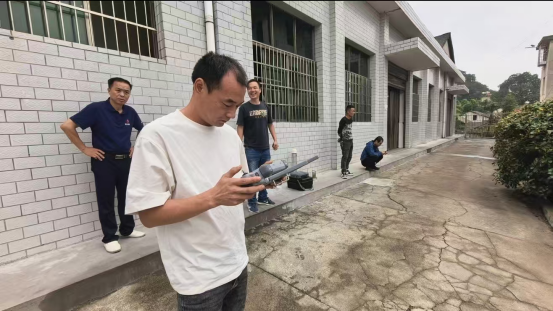 黄蜂蜇伤学生无人机追踪清除蜂巢(图2)