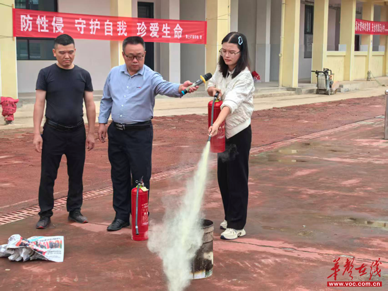 绥宁县黄土矿镇学校开凯发旗舰厅展2025年秋季消防应急疏散演练
