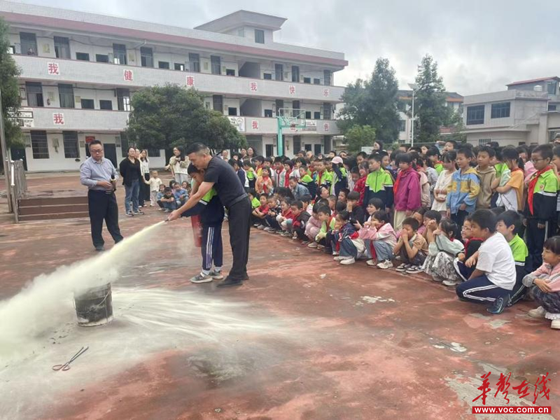 绥宁县黄土矿镇学校开凯发旗舰厅展2025年秋季消防应急疏散演练(图2)