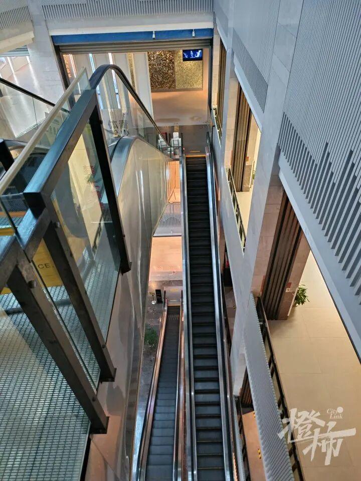 “太慌了往下一看腿ag凯发都会发抖！”杭州一处青少年活动中心让不少家长心慌(图2)