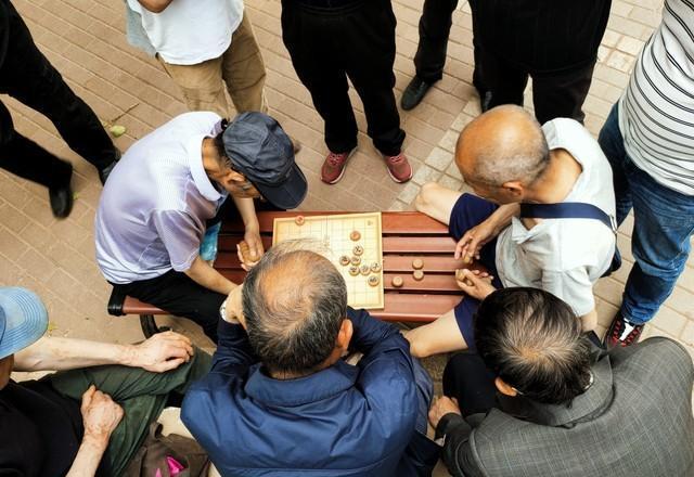 人过70才顿悟：这四样才是靠山！子女出息不如手握这些实在(图2)