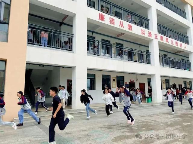 团林凯发国际初级中学应急演练：2分49秒全员疏散以练筑安全防线(图5)