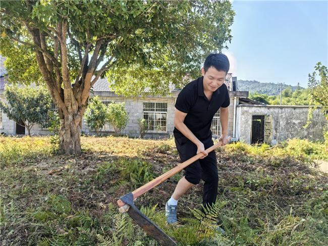 资溪县株溪林场开展全民大清扫志愿活动扮靓环境展新颜(图2)