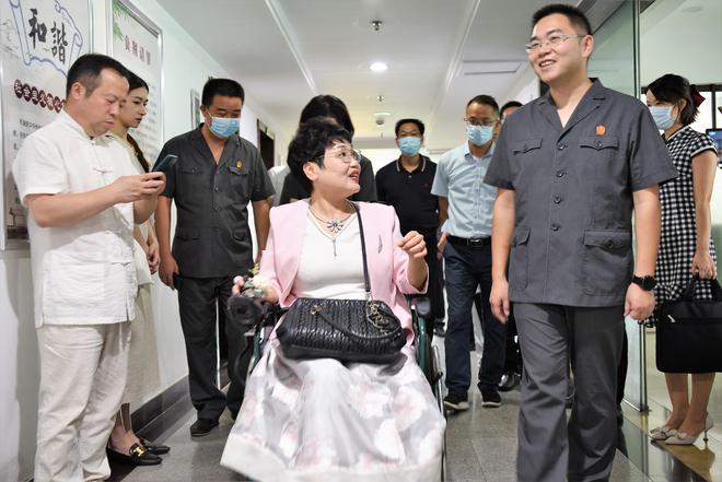 凯发国际“被抬进去”的服务我不要！(图2)