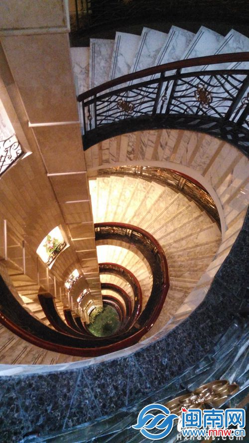 福州男子螺旋梯坠下身亡事发温泉公园旁一酒店(图2)