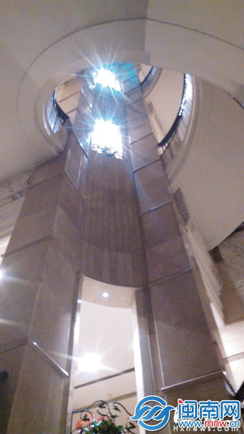 福州男子螺旋梯坠下身亡事发温泉公园旁一酒店