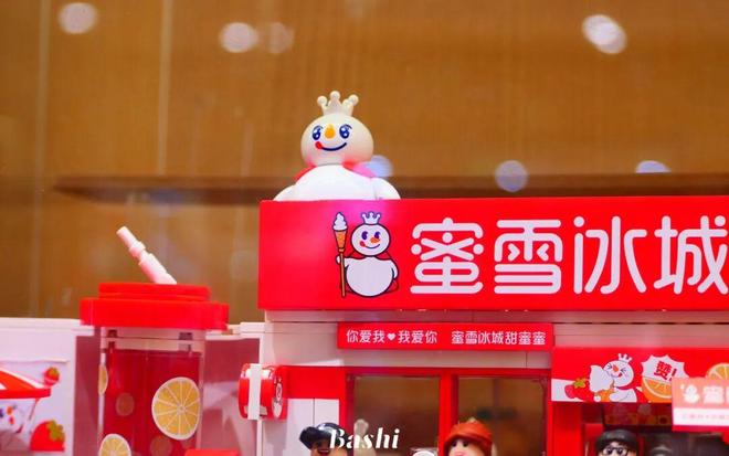 全国最大蜜雪冰城来了！千平空间雪王坐镇重庆又添城市新地标(图3)