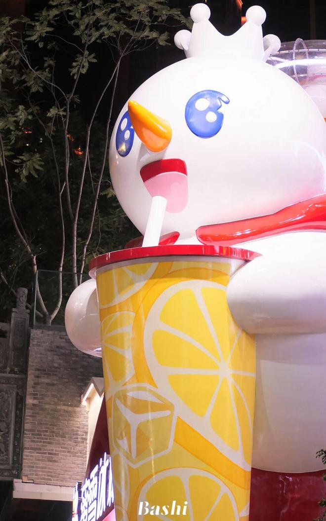 全国最大蜜雪冰城来了！千平空间雪王坐镇重庆又添城市新地标(图2)