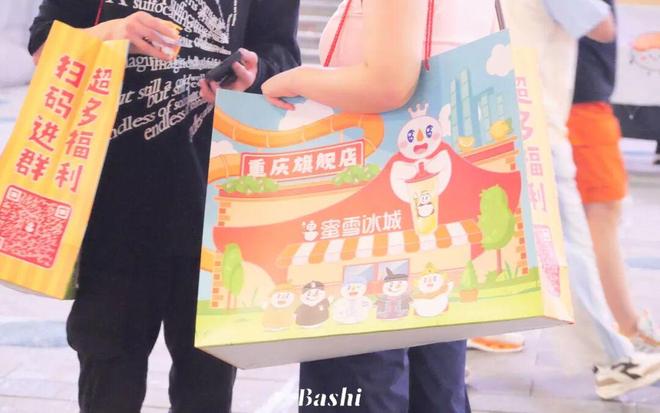 全国最大蜜雪冰城来了！千平空间雪王坐镇重庆又添城市新地标(图12)