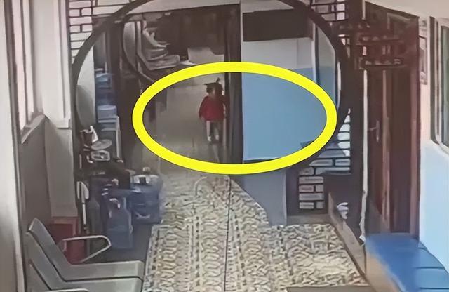 萍乡一女童在医院六楼楼梯滑落过路医生15秒“惊险托举”救人