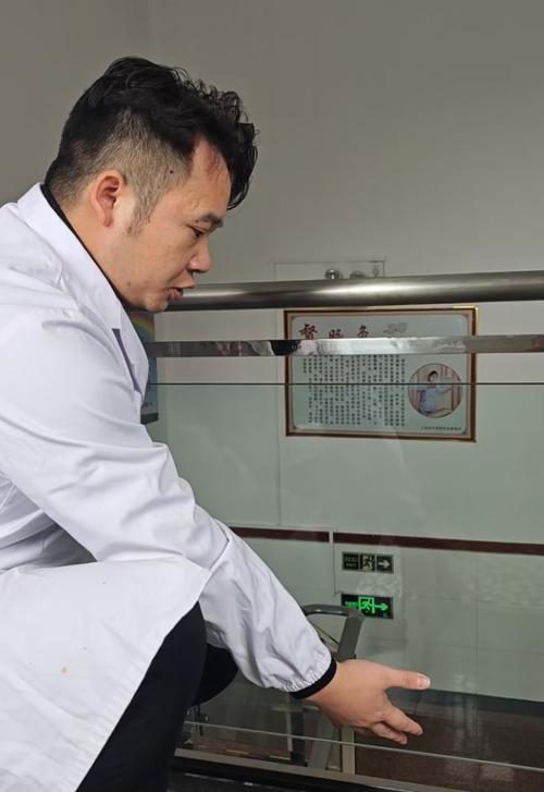 萍乡一女童在医院六楼楼梯滑落过路医生15秒“惊险托举”救人(图3)