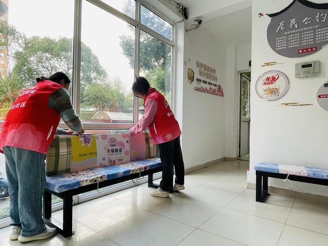 凯发国际楼道座椅换上“暖心垫”狮山横塘街道横山社区暖意融融(图2)