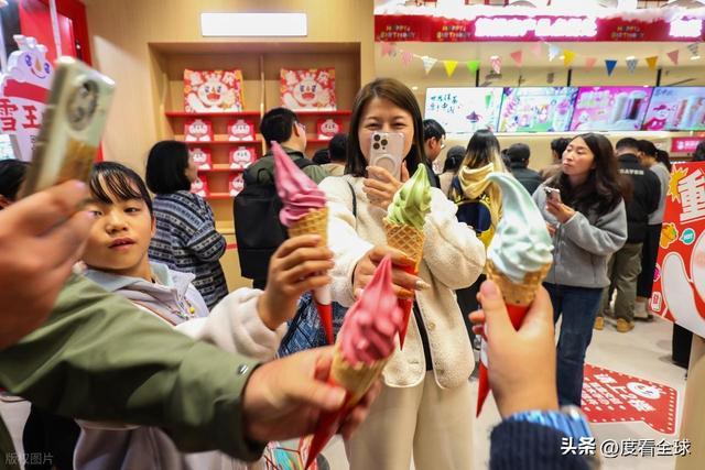 封神之作！1200㎡蜜雪冰城重庆旗舰店改写平价茶饮消费逻辑！