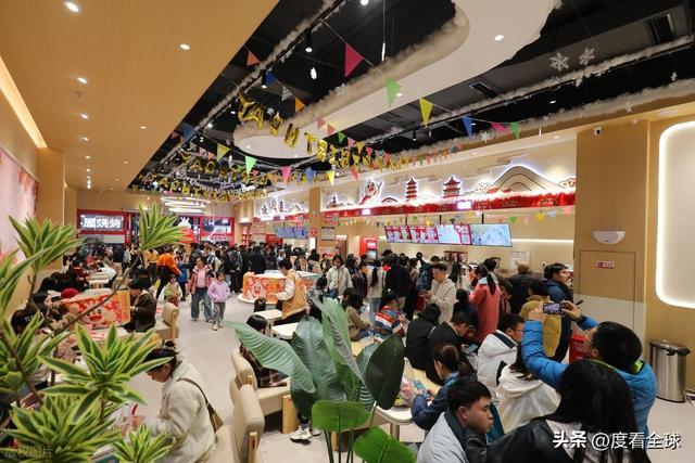 封神之作！1200㎡蜜雪冰城重庆旗舰店改写平价茶饮消费逻辑！(图2)