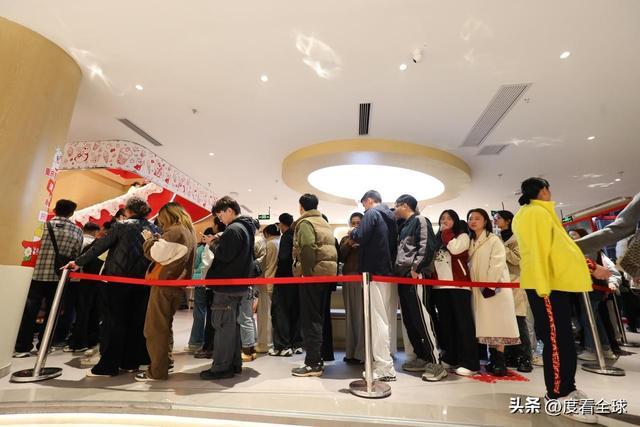 封神之作！1200㎡蜜雪冰城重庆旗舰店改写平价茶饮消费逻辑！(图3)