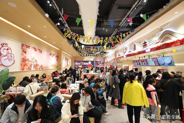 封神之作！1200㎡蜜雪冰城重庆旗舰店改写平价茶饮消费逻辑！(图4)