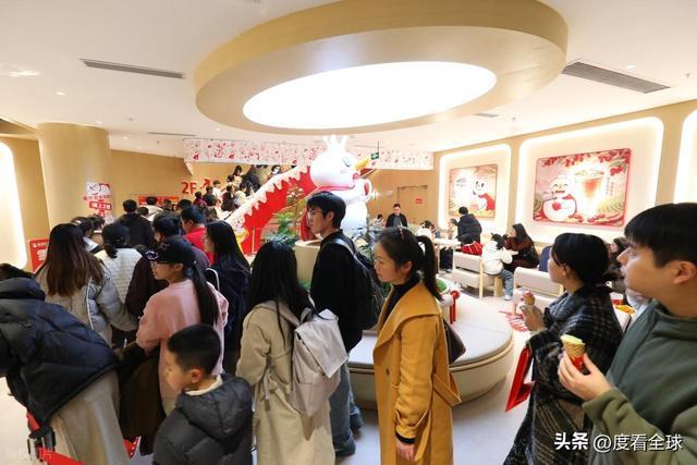 封神之作！1200㎡蜜雪冰城重庆旗舰店改写平价茶饮消费逻辑！(图5)