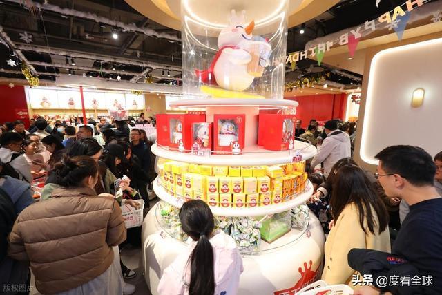 封神之作！1200㎡蜜雪冰城重庆旗舰店改写平价茶饮消费逻辑！(图9)