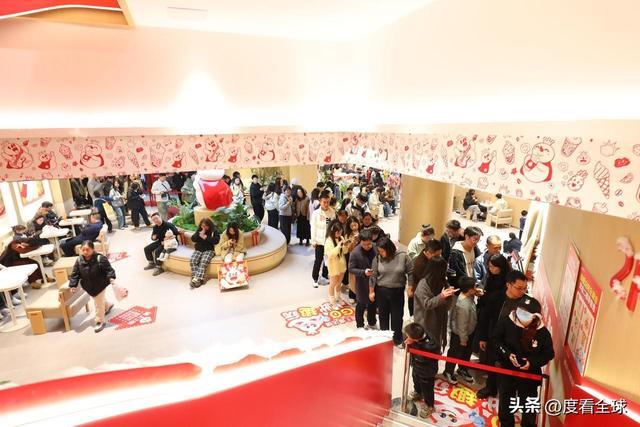 封神之作！1200㎡蜜雪冰城重庆旗舰店改写平价茶饮消费逻辑！(图10)