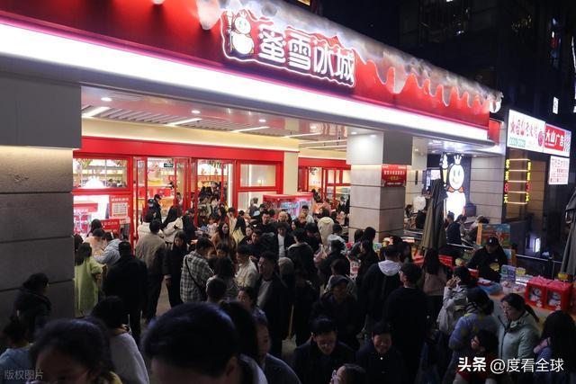 封神之作！1200㎡蜜雪冰城重庆旗舰店改写平价茶饮消费逻辑！(图14)