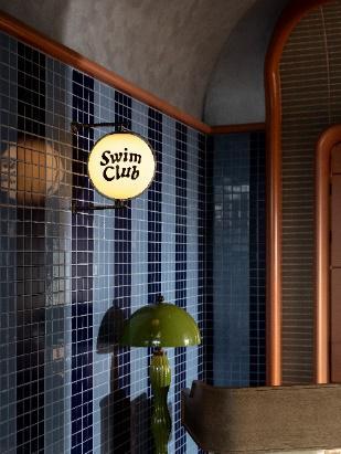 梁志天设计集团打造香港尖沙咀金普顿酒店SwimClub成为天际社交新地标(图2)
