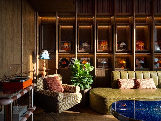 梁志天设计集团打造香港尖沙咀金普顿酒店SwimClub成为天际社交新地标(图6)