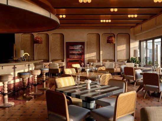 梁志天设计集团打造香港尖沙咀金普顿酒店SwimClub成为天际社交新地标