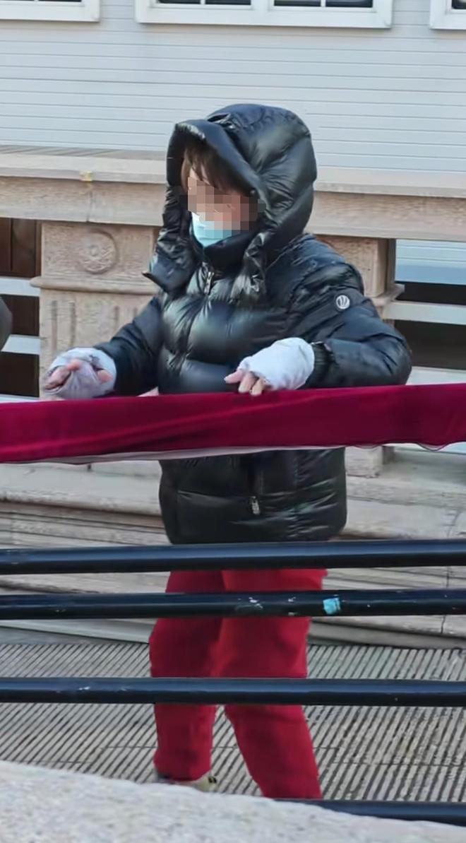 防滑地毯、保暖扶手、除雪擦……哈尔滨中央大街推“暖心四件套”迎各地游客网友:一到冬天就“整事”(图2)