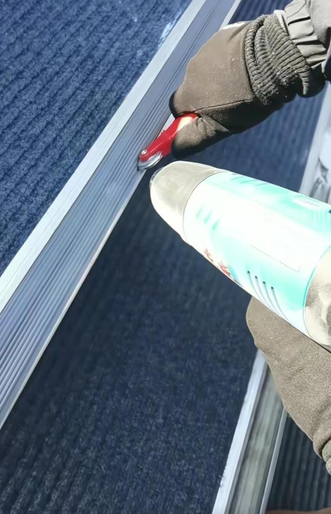 防滑地毯、保暖扶手、除雪擦……哈尔滨中央大街推“暖心四件套”迎各地游客网友:一到冬天就“整事”(图3)