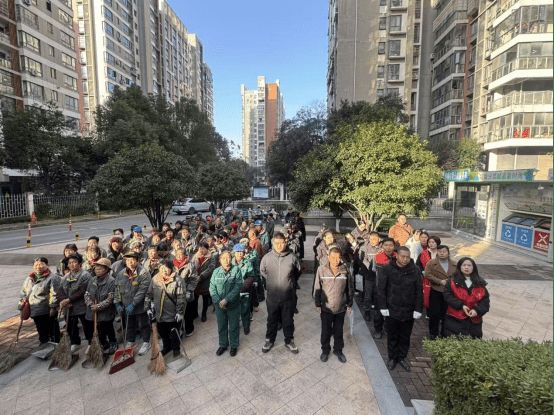 咸安区温泉街道福星城党总支：整治楼道空间安居幸福家园