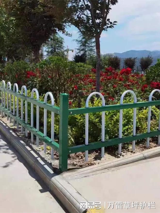 河北万雷丝网制品有限公司带你了解草坪护栏。(图2)